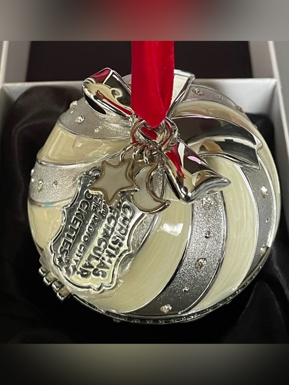 PANDORA 2018 WHITE Holiday ROCKETTES Gift Set B800998 ORNAMENT~CHARM - Picture 8 of 8